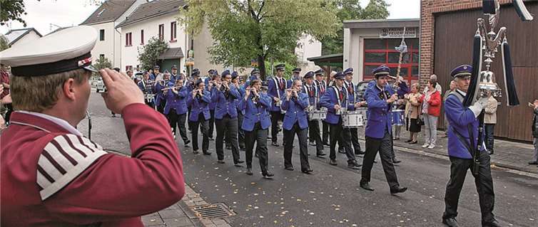 Beim Festzug anlässlich der Kirmes in Niederdrees zeigte sich der Spielmannszug Rheinbach beim Vorbeimarsch am Ehrenmal vor der Kirche musikalisch von seiner besten Seite. VJ