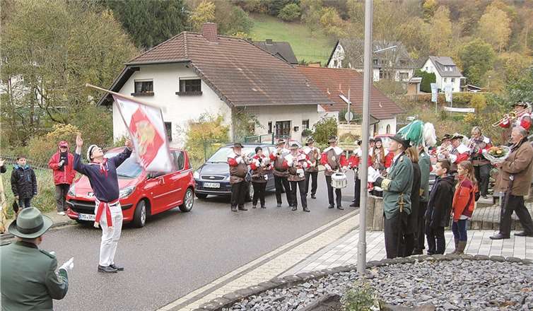 Beim Festzug - auch Trinkzug genannt - wurde öfter Station gemacht , um die Fahne zu Ehren der Bürger zu schwenken. Unterstützt wurde der Zug musikalisch von den Wormersdorfer Landsknechten.FA