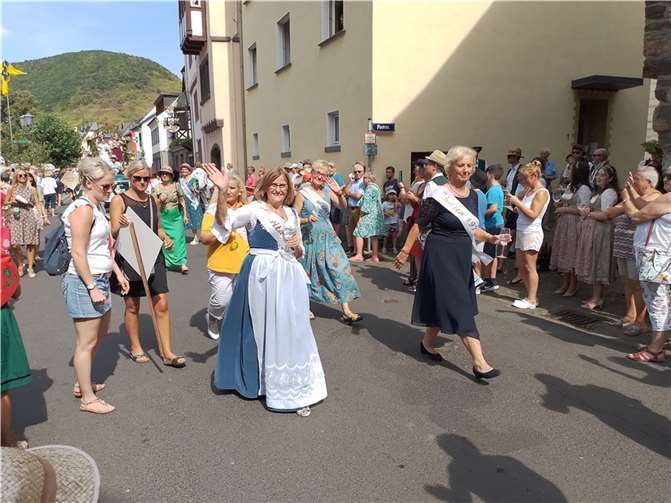 Beim Festzug waren auch ehemalige Weinmajestäten dabei.