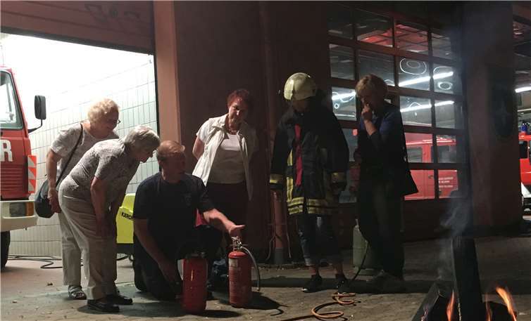 Beim Feuerlöschtraining erhielten die Damen wichtige Hinweise, wie ein Feuer richtig zu löschen ist.privat