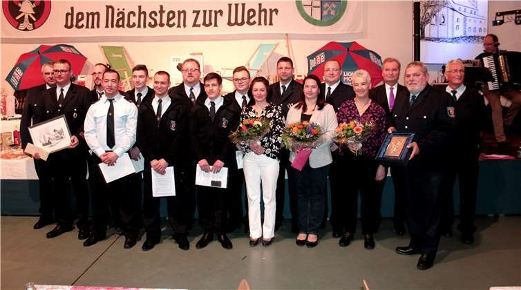 Beim Feuerwehrball in Erpel standen zahlreiche Verpflichtung, Beförderungen und Ehrungen auf dem Programm. Fotos: DL