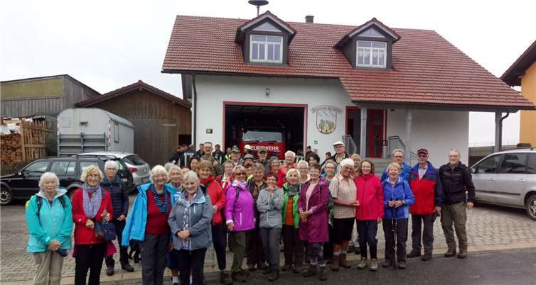 Beim Feuerwehrhaus erlebte der Taunusklub eine Überraschung, denn es fand gerade eine Übung der Großaigner Wehr statt.