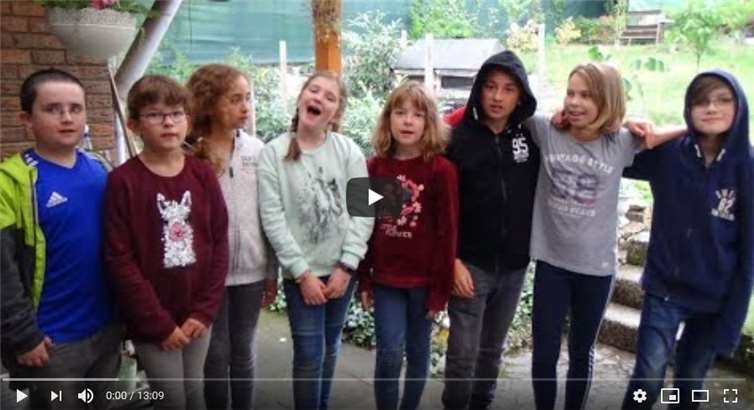 Beim Film-Projekt wählten die Kinder als erstes gemeinsam ein Thema aus und legten dann die verschiedenen Rollen fest.