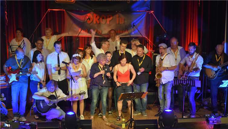 Beim Finale des Abends füllten alle drei Bands die Bühne mit guter Laune. U. Bollmann