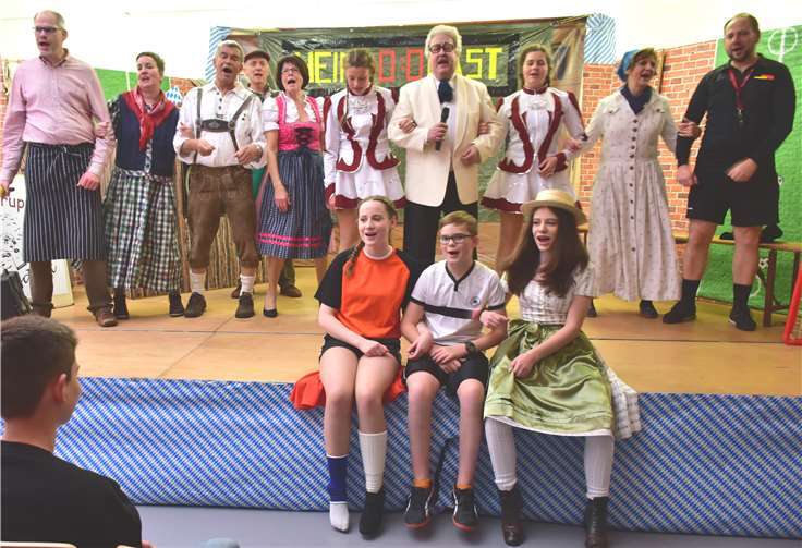 Beim Finale sangen und schunkelten alle Akteure auf der Bühne. Fotos: -HEP-