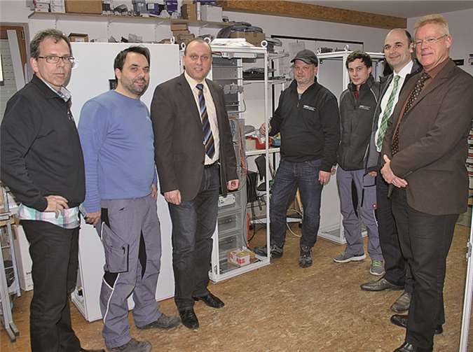 Beim Firmenbesuch informieren sich Bürgermeister Johannes Bell (3.v.l.) mit Ortsbürgermeister Eugen Schmitt und Beigeordneter Christof Bürger (v.re.) über das Leistungsspektrum der Firma DORS GmbH & Co.KG in Oberzissen. Michael Oeller (li.) und Manfred Dedenbach (Mitte). privat