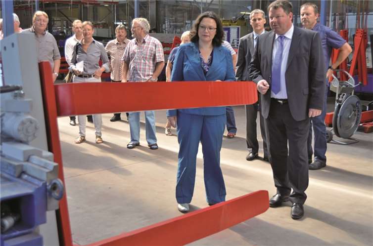 Beim Firmenrundgang überzeugte Andrea Nahles sich von der Qualität der Arbeit. privat