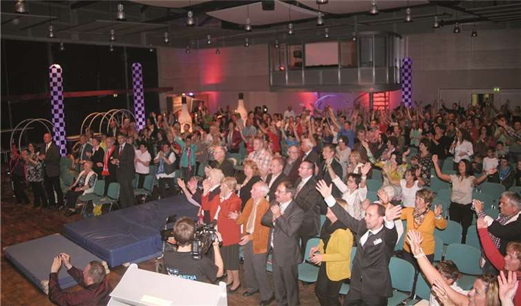 Beim „Flashmob“ tanzte der ganze Saal mit.