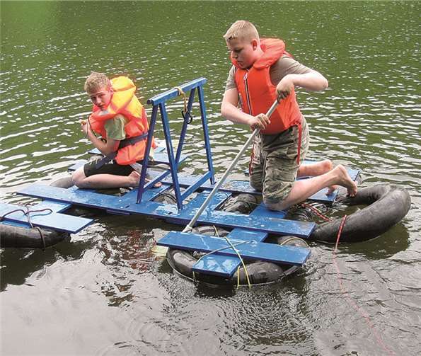 Beim Floßbau war für die Teilnehmer des Pfingstlagers Geschicklichkeit gefragt.Privat