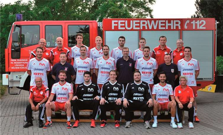 Beim Fotoshooting standen die Wehrmänner den Handballern mit einem Löschfahrzeug zur Seite. privat