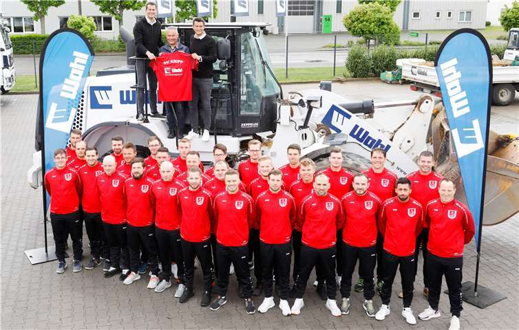 Beim Fototermin in der vergangenen Woche überreichten Florian Wahl und Julian Wahl die Ausrüstung an den Vorsitzenden Klaus Krämer sowie an einige Akteure der ersten und zweiten Mannschaft.Foto: privat