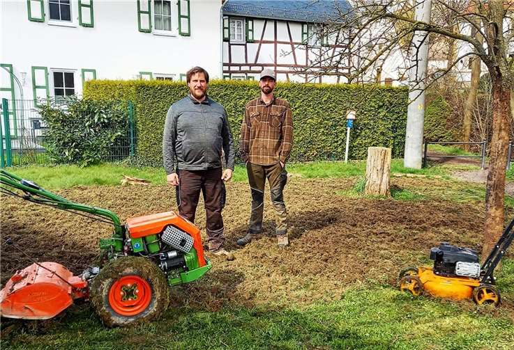 Beim Fräsen und Einsäen. Foto: privat