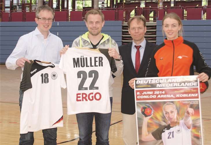 Beim Frauen-Handball-Länderspiel Deutschland - Niederlande wird auf hohem Niveau gespielt. Tim Oliver Kalle (Deutscher Handballbund), Heine Jensen (DHB-Bundestrainer Frauen), Volker Herb (Conlog Arena) und Lotte Prak (Vulkan-Ladies) (v.l.).US