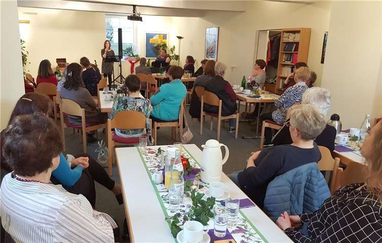 Beim Frauenfrühstück lauschten dem Vortrag von Meline Pacek, der unter die Haut ging. Foto: privat