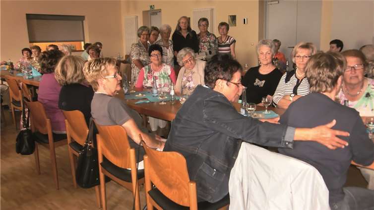 Beim Frauenkaffee der kfd Kruft ging es gemütlich zu. Am Ende kamen 500 Euro zusammen, die an die „German Doctors“ gespendet werden.privat