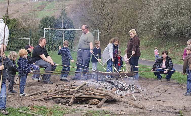 Beim Frühlingsfeuer durfte auch ein Lagerfeuer mit Stockbrot nicht fehlen. privat