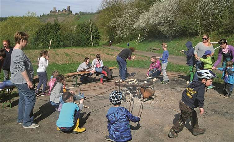 Beim Frühlingsfeuer hatten alle großen Spaß.privat