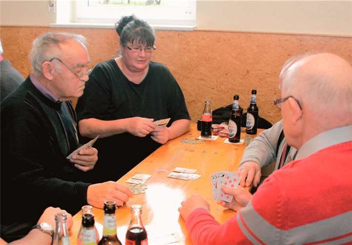 Beim Frühschoppen wurde ein zünftiger Skat „gekloppt“. SES
