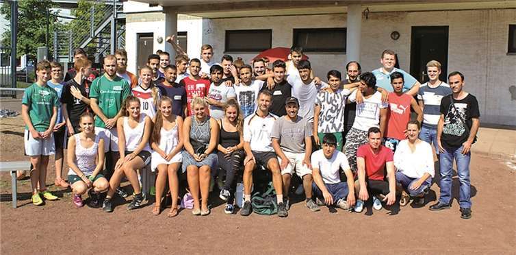 Beim Fußballspiel näher kennengelernt haben sich Asylanten und einheimische Kicker.DL