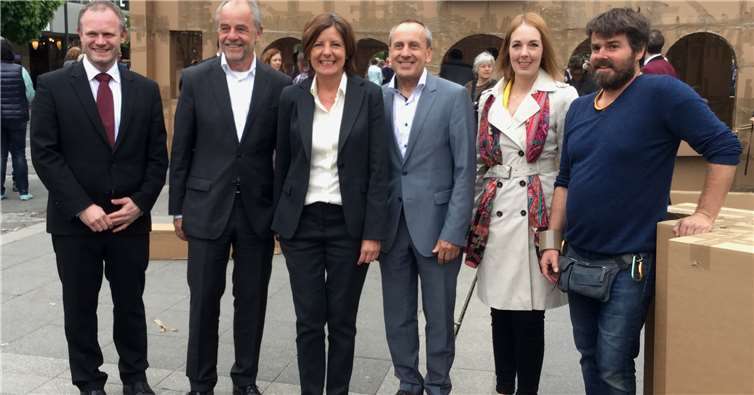 Beim Gang über die Festmeile: (v.l.) Oberbürgermeister Jan Einig,Klaus Jensen, Ministerpräsidentin Malu Dreyer, Kulturminister Prof. Dr. Konrad Wolf,MdL Ellen Demuth (CDU) und Oliver Grossetete (Künstler der „Vergänglichen Stadt“. Foto: CF