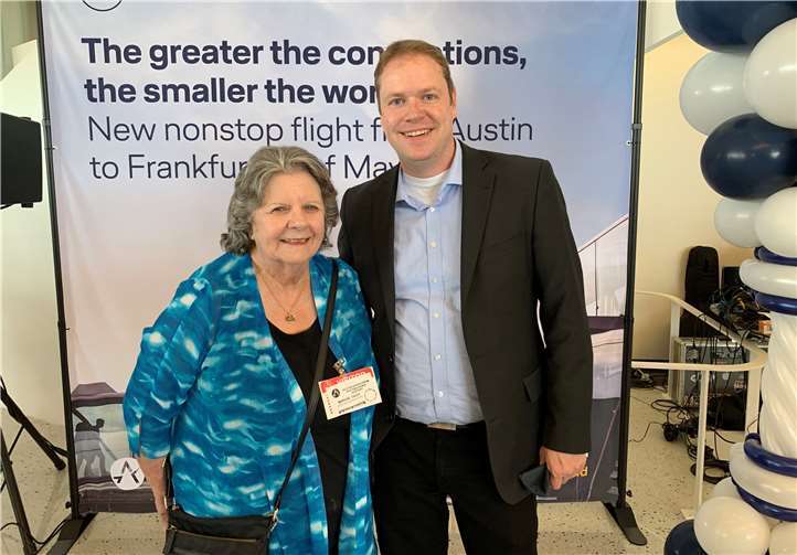 Beim Gate Event des Erstfluges Austin – Frankfurt der Lufthansa: Margie Tiedt, Erste Vorsitzende des Austin-Koblenz Sister City Committee, und Christian Schmitz, Zweiter Vorsitzender der Partnerschaft Koblenz-Austin/TX. e.V.Foto: Christian Schmitz