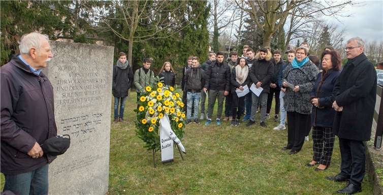 Beim Gedenktag an die Opfer des Nationalsozialismus auf dem jüdischen Friedhof in Heimerzheim plädierte Bürgermeisterin Petra Kalkbrenner für Zivilcourage.JOST