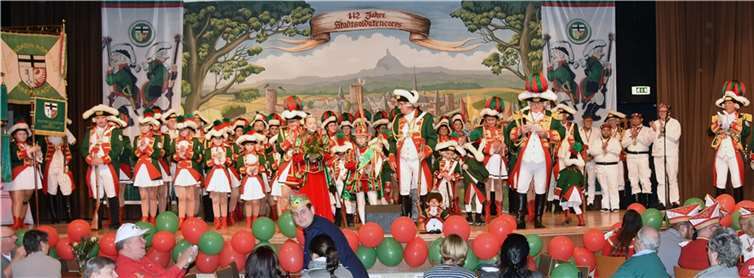 Beim Generalappell präsentierten sich die Stadtsoldaten Rheinbach in voller Stärke und begrüßen auch das Kinderprinzenpaar Florian I. (Breuer) und Lina I. (Mertens). Fotos: JOST
