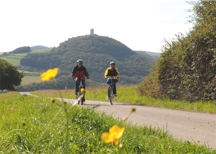Beim Genuss-Radeln mit dem E-Bike die hügelige Landschaften erkunden – das bringt jede Menge Vergnügen. privat