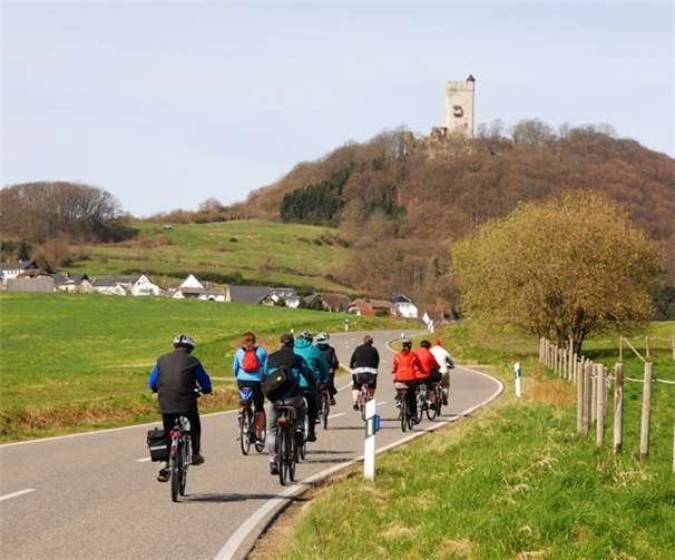 Beim Genuss-Radeln mit dem E-Bike hügelige Landschaften erkunden - das bringt jede Menge Vergnügen.Foto: Albert Dietz