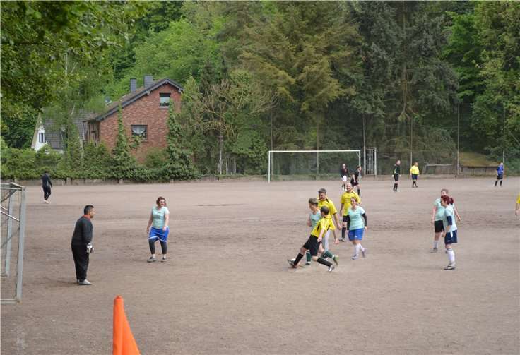 Beim Gerümpelturnier waren auch Mädchenmannschaften mit dabei.AB