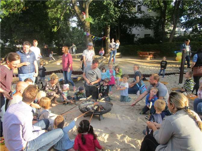 Beim Gespräch am Buffet oder Lagerfeuer stillten Eltern und Kinder ihren Nachholbedarf der vergangenen Wochen.Foto: privat