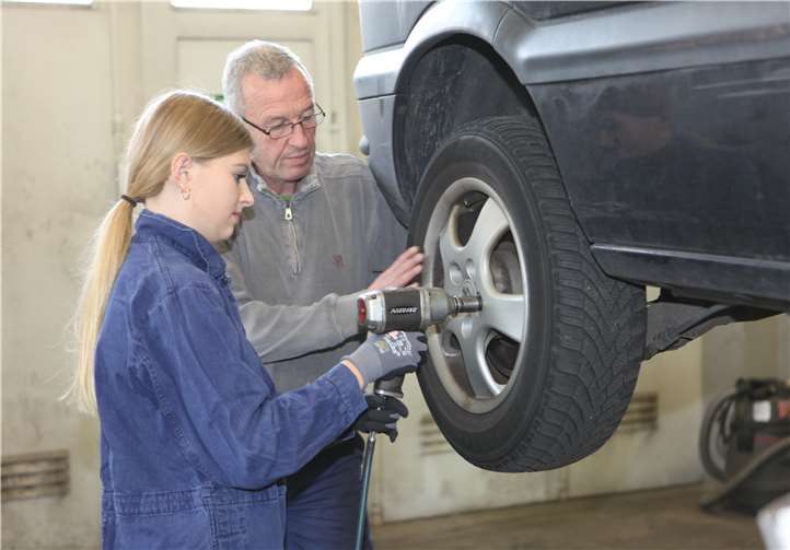 Beim Girl´s Day im BAAINBw können die Jugendlichen nach Herzenslust ausprobieren und unter fachkundiger Anleitung selbstständig kleinere Arbeiten durchführen. Quelle: Bundeswehr