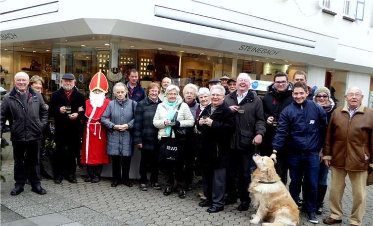 Beim Glühweingenuss kommt natürlich auch das Gespräch mit den Matthiasfreunden nicht zu kurz. Auch das vorliegende SMB-Aktivitäten-Programm für 2016 bietet hierzu reichlich Gelegenheit.PRESS