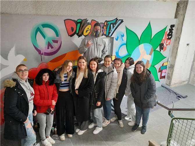 Beim Graffiti-Projekt war die sprühende Lebensfreude in den Fluren der Schule zu erleben.  Foto: Caritas