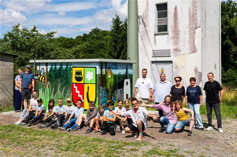 Beim Graffitiworkshop mit dem bekannten Sprayer „Onkel Dose“ wurde aus der Trafostation in Dünfus wieder ein tolles Kunstwerk. Foto: Jukusch