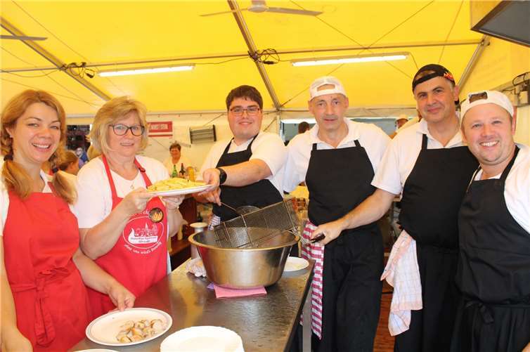 Beim Grill-Team herrschte wie immer gute Laune.