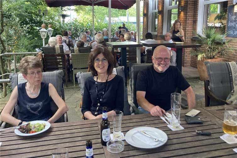 Beim Grillabend des Obst- und Gartenbauvereins Rheinbreitbach wird es wieder fröhlich zugehen, verspricht der Vorsitzende Norbert Buchbender (vorn rechts, Foto vom Vorjahr).Foto: Heinz Schmitz