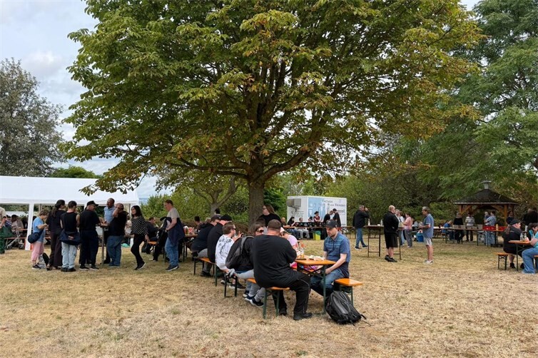 Beim Grillfest der St. Josefs Werkstätten Plaidt versammelten sich zahlreiche Beschäftigte und Mitarbeitende auf dem Gelände der Einrichtung.