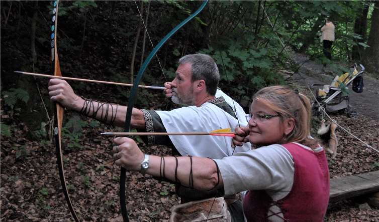 Beim „Grünen Bogenschützen“ Bernd Grajewskiund seiner Begleiterin durften auch Kinder mal selbst anlegen.