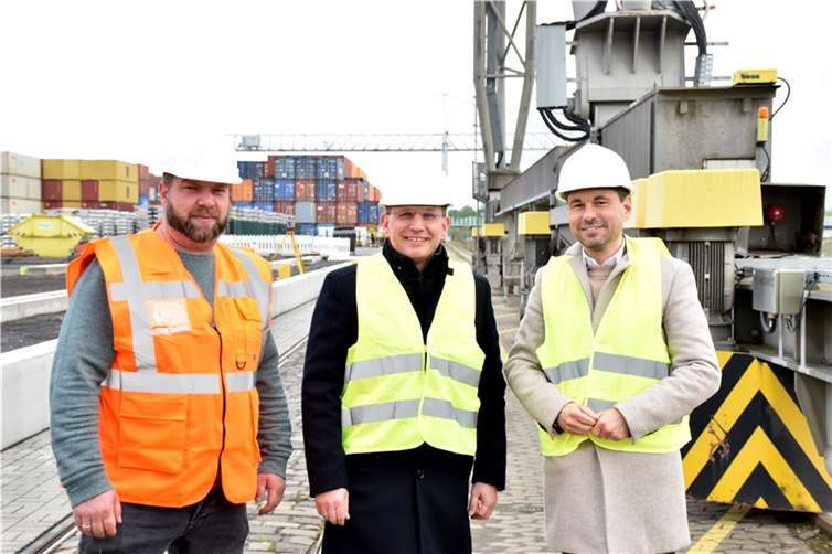 Beim Hafenrundgang mit Oberbürgermeister David Langner von rechts SWK Geschäftsführer Lars Hörnig und Disponent Patrick Stein ging es auch um dda Containerterminal. Fotos: HEP