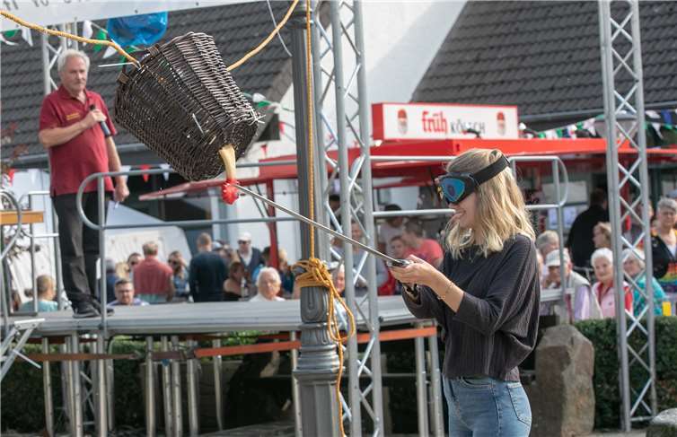 Beim Hahneköppe im Rahmen der Morenhoven der Kirmes wurde auch die Hahnenkönigin ermittelt.