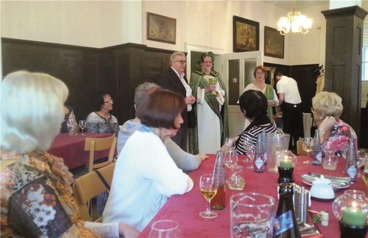 Beim "Herbstfest außerhalb" in Leutesdorf wurden die Siedler von den Weinmajestäten besucht. privat