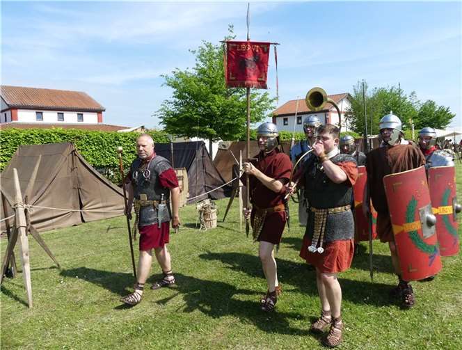 Beim Historienfest auf dem Pommerner Martberg gaben sich Römer und Kelten ein unterhaltsames Stelldichein. Fotos: TE