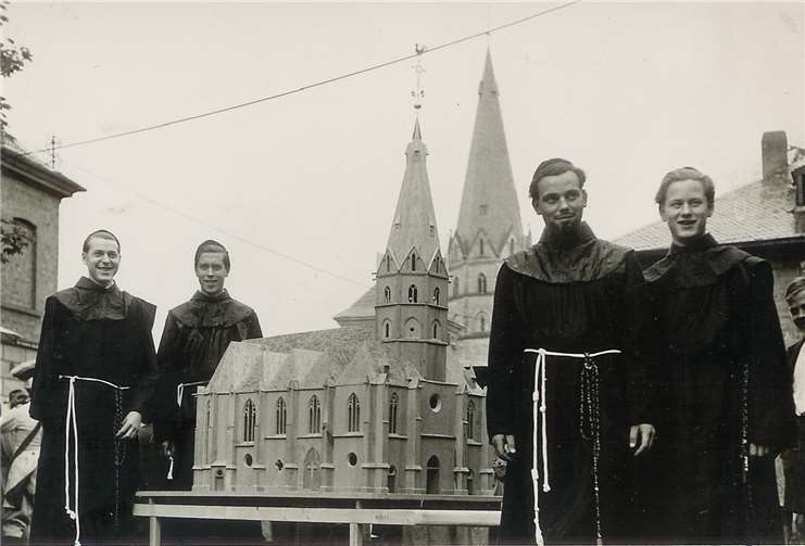 Beim Historischen Festzug 1953 wurden das Modell der Kirche und die Übergabe der Pläne von den Mönchen des Klosters Prüm an die Räte der Stadt dargestellt.