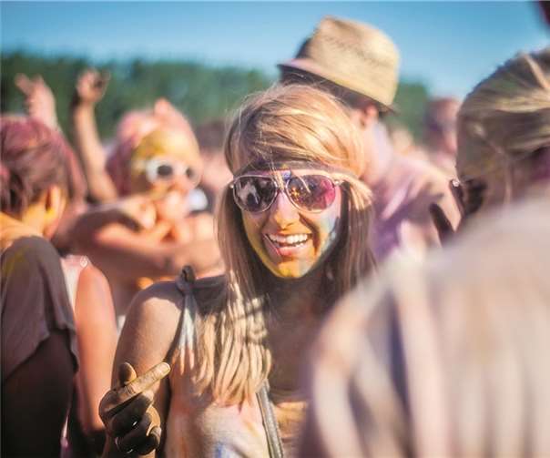 Beim „Holi in Colors“ geht es im wahrsten Sinne des Wortes bunt zu.privat