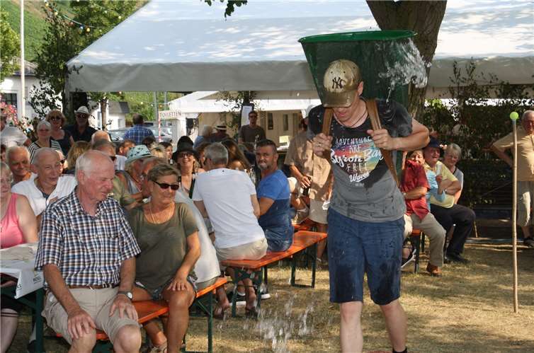 Beim Hottenträgerwettbewerb ging es für Teilnehmer wie Zuschauer feucht-fröhlich zur Sache.