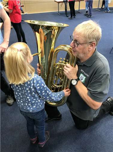 Beim Info-Nachmittag können verschiedene Instrumente ausprobiert werden. Foto: privat