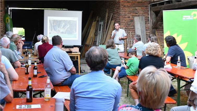 Beim Infoabend der GRÜNEN berichtete Thomas Schmitz, Vorstand der BürgerEnergie Rhein-Sieg eG, über die guten Erfahrungen mit der Bürger-Energiegenossenschaft, die schon über zehn Jahre besteht.  Foto: Jutta Dietz
