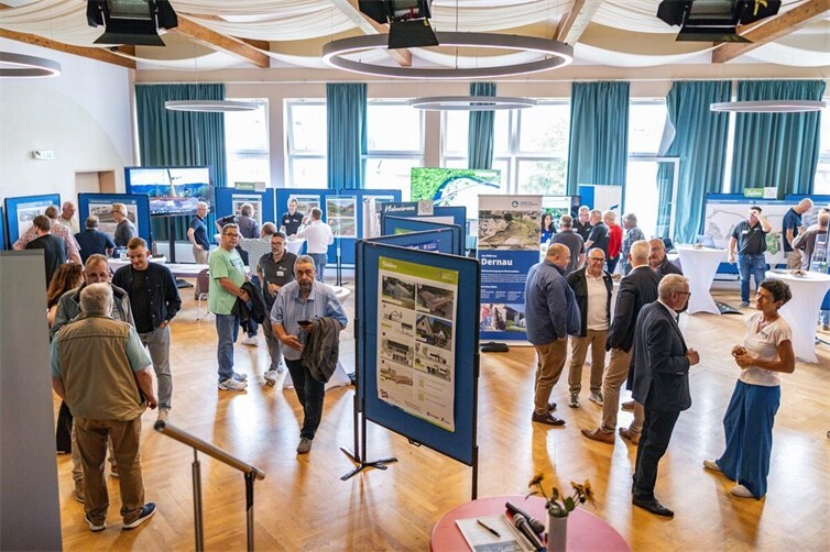 Beim Infomarkt der Verbandsgemeinde Altenahr in Dernau am 6. September 2026 informierten sich die Besucherinnen und Besucher zum aktuellen Stand des Wiederaufbaus an zahlreichen Themenständen.