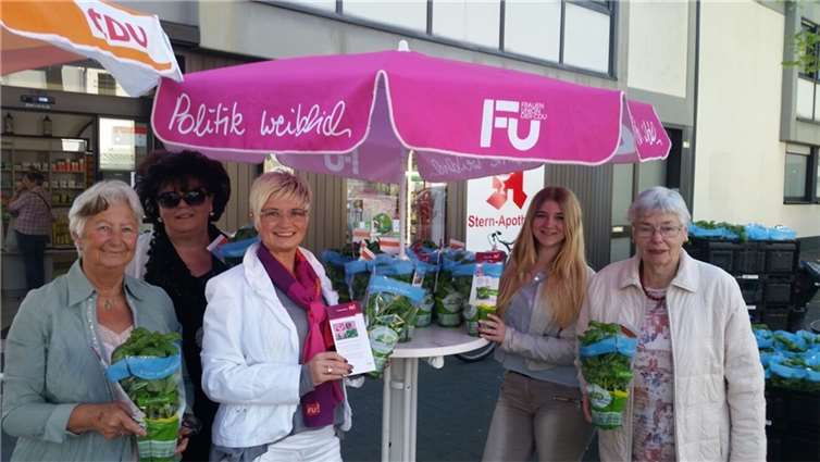 Beim Infostand der Frauen Union Rheinbach erhielten interessierte Damen einen Topf Basilikum geschenkt. privat